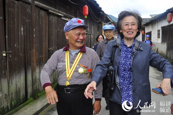 老红军与新四军后代一起重走长征路。 吴隆重 摄