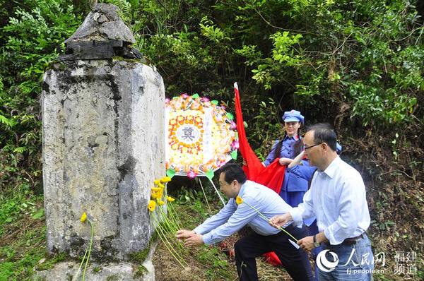 在无名烈士纪念碑缅怀松毛岭战斗中牺牲的红军战士。 吴隆重 摄