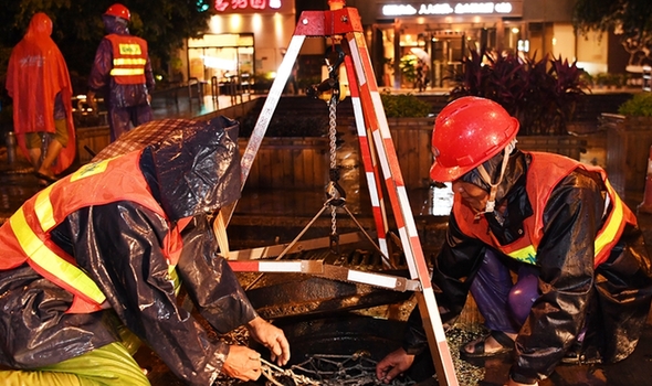 昨夜强降雨突袭福州　城区个别积水路段快速排水