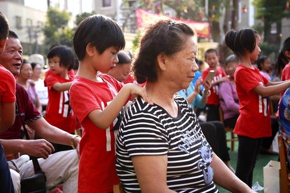 集美幼儿园小朋友给奶奶捶背（应洁摄）.jpg