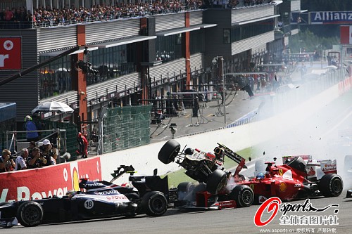 F1连环相撞碎片布满赛道 多车分崩离析