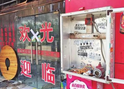 福州一家餐饮店失火 沿街店面5处消防栓无一可用