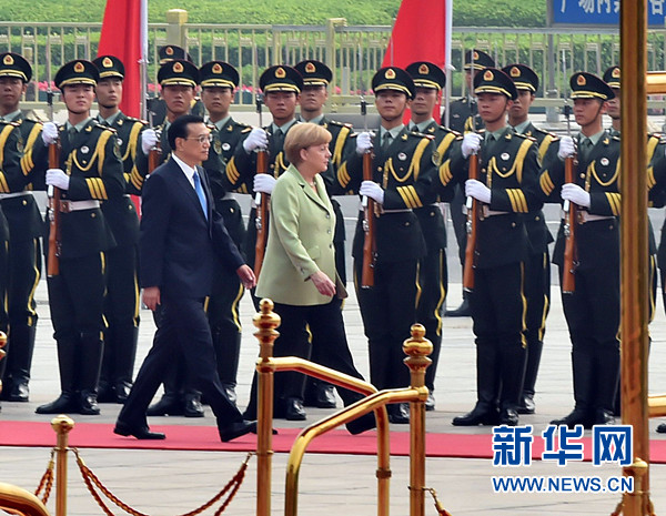 7月7日，中国国务院总理李克强在北京人民大会堂东门外广场举行仪式，欢迎来华进行正式访问的德国总理默克尔。 新华社记者 李涛 摄