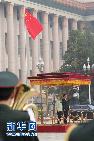 7月7日，中国国务院总理李克强在北京人民大会堂东门外广场举行仪式，欢迎来华进行正式访问的德国总理默克尔。 新华社记者 刘卫兵 摄