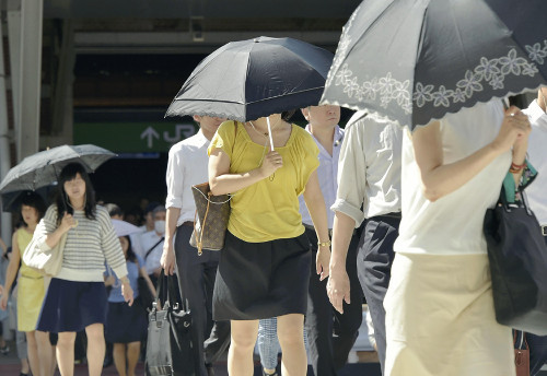 酷暑暴雨接连席卷日本列岛民众忙避暑挡雨（图）