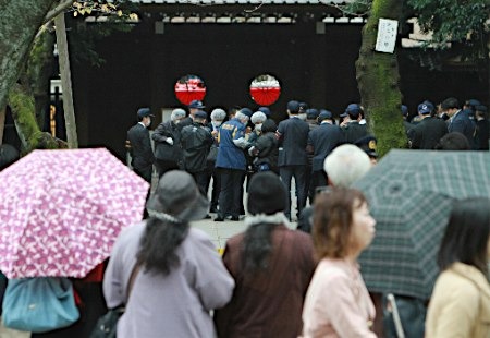 靖国神社门外。