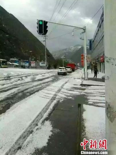 甘肃宕昌遭“冰雹雨”袭击城区路灯和车玻璃受损