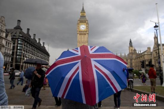 6月27日消息，据外媒报道，英国脱欧公投结果24日公布，51.9%的英国民众投票赞成脱离欧盟，英国将成为欧盟成立以来第一个退出的成员。尽管公投选择“脱欧”，但仍有大量英国人想“留下”。有民众在英国议会网站发起请愿，呼吁举行第二次公投，目前该请愿已获得超过52万人签名支持。截至当地时间25日早间，这一请愿已经获得超过52万人签名支持，这一数字已经达到国会考虑进行讨论所需人数。而由于民众对请愿相应踊跃，英国国会网站甚至一度瘫痪。另一方面，还有民众发起请愿，呼吁伦敦独立加入欧盟。