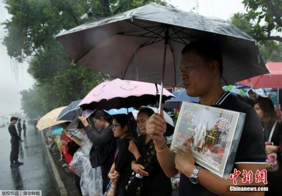 当地时间10月16日，泰国民众持续悼念已逝的泰国国王普密蓬。