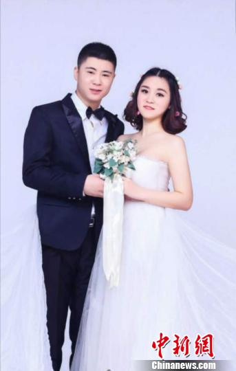 春运故事：铁轨上的新婚夫妇