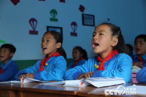 三家子满族学校的学生在学习满语