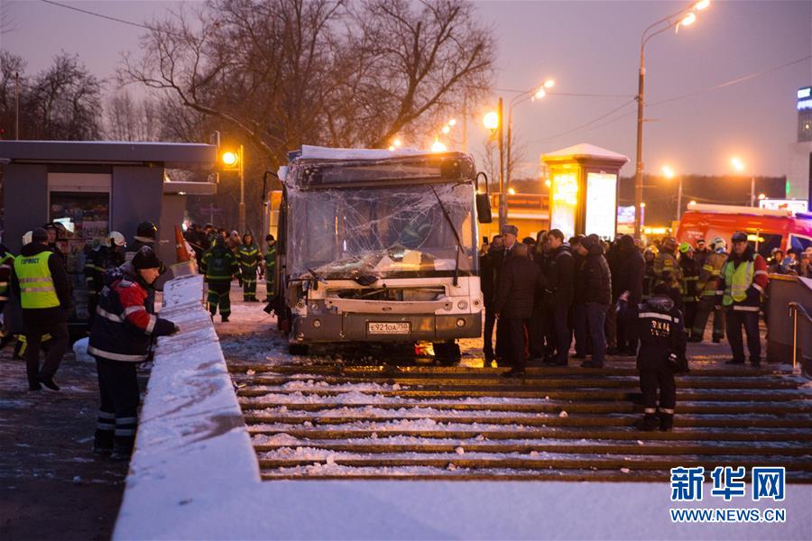 （国际）（6）莫斯科一公交车冲入地下通道致5人死亡