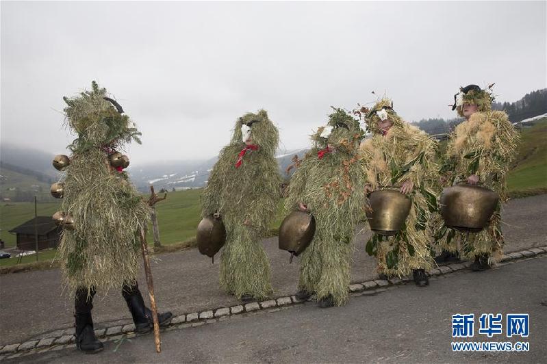 （国际·图文互动）（2）瑞士山村牛铃声里庆新年