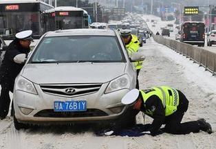 #（社会）（4）民警雪中护安全