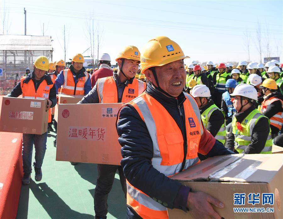 （新春走基层）（8）慰问新区建设者 “小确幸”移动照相馆陪伴工人过大年