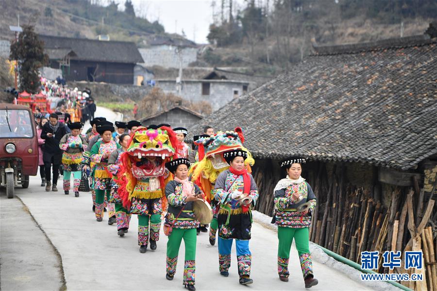 （新华全媒头条·奋进新时代·迎接两会特别报道·图文互动）（1）新起点，书写新时代的新答卷——从2018年全国两会看决胜全面建成小康社会