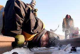 （关注春运）（2）风雪铁路人 坚守保春运