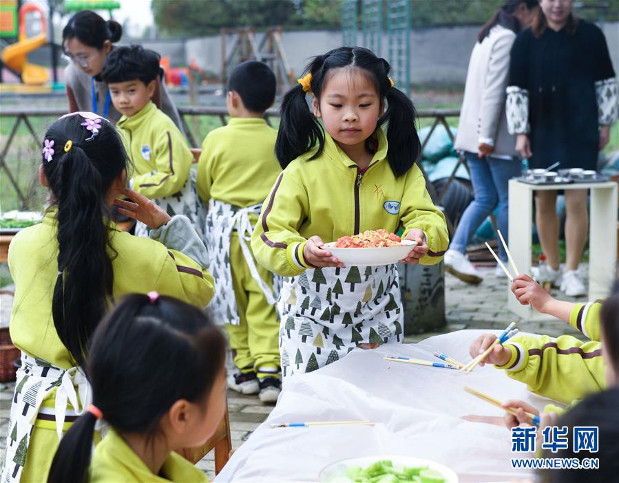 （教育）（1）幼儿园里的“田园餐桌”