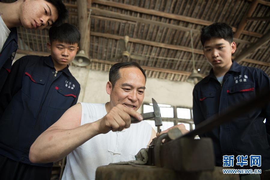 （图片故事）（4）铸剑如人生：龙泉宝剑锻制者郑国荣