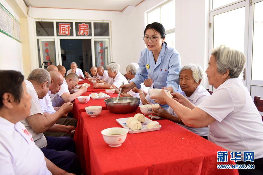 （图片故事）（3）多彩青春，为老人撑起一片夕阳红——“80后”大学生创业记