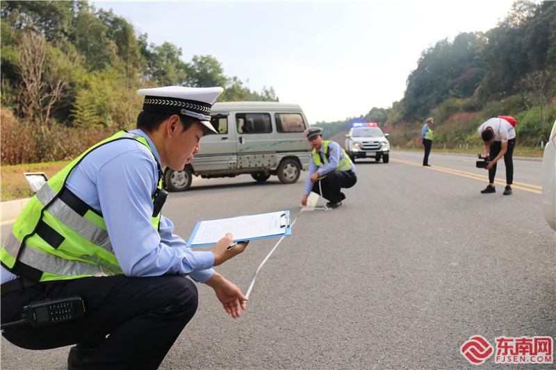 5民警勘查事故现场  朱炳辉摄.jpg