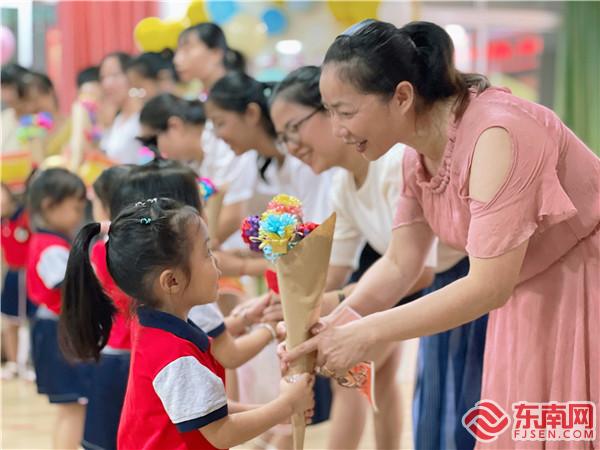 幼儿给教师献花.jpg