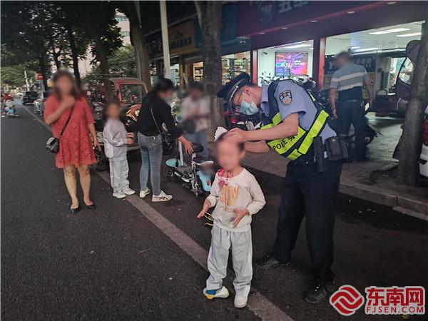 辅警罗长平帮小孩止血.jpg