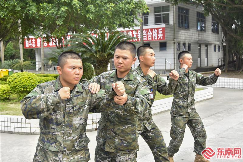 4、哥哥陈顺安（右一）帮助弟弟陈顺新（左一）纠正擒敌动作（摄影：林炜东）.jpg