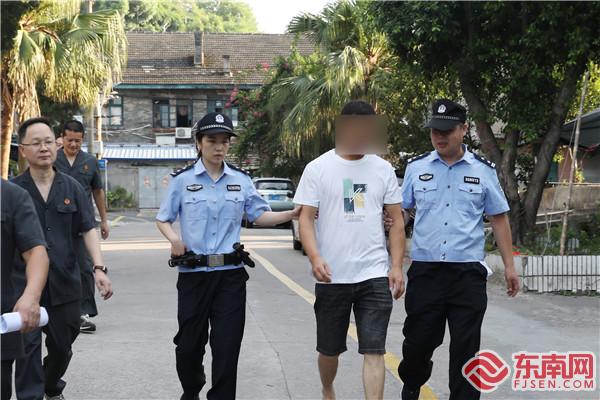 执行干警将被执行人带到法院 (1).jpg