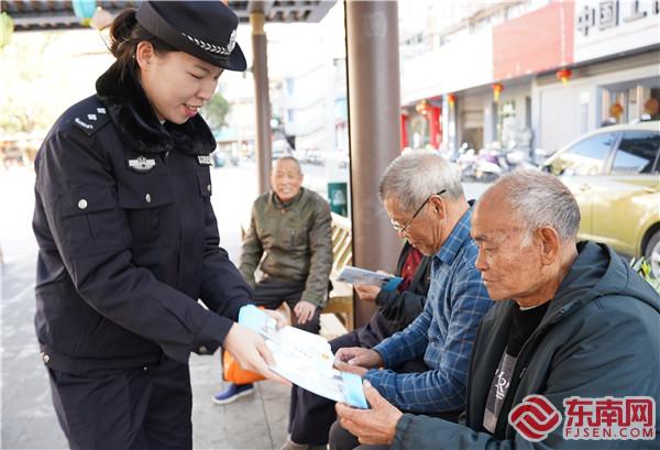 干警发放宣传册.jpg