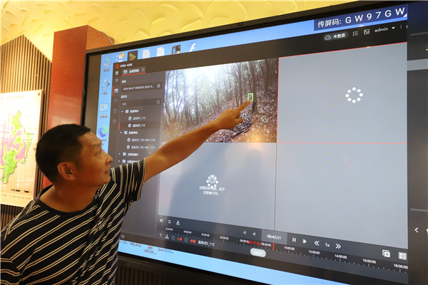 在保护区数据中心，工作人员展示实施传回的画面。.jpg