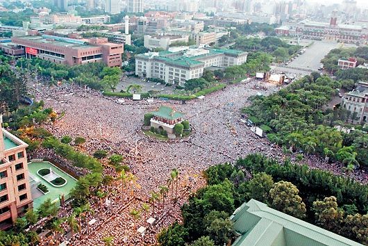 台士兵追思活动马英九办公楼被投射“冤”及