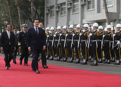 马英九迎美售战机台民众扛瓦斯桶借机抗议物价