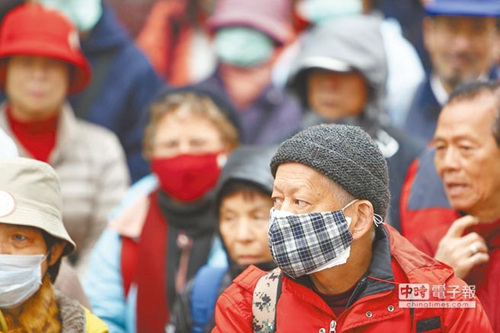 台湾空气质量亮红灯外出民众狂咳嗽直呼“好糟”