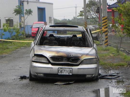 埔鹽鄉上午火燒車事件，車內赫然有焦屍。（鐘武達攝）