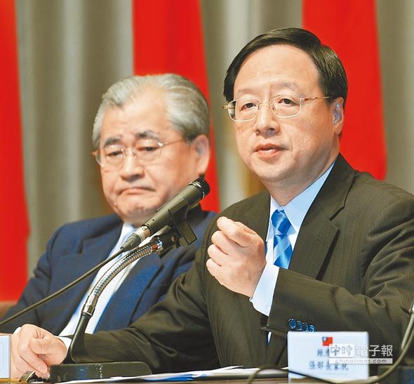 　換個說法 　行政院長江宜樺（右）28日召開記者會，說明核四政策，明確提出2點共識，他強調核四廠機組封存停工，不是停建核四，更不是廢棄核四，而是希望在未形成共識、未公投前，替下一代保留選擇空間。（劉宗龍攝）