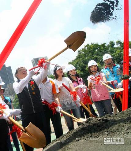 苏嘉全称蓝营幕10亿台中贿选 胡志强两字回应：笑话（图）