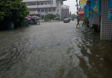 台南因大暴雨宣布停工停课网友骂：宣布得太晚