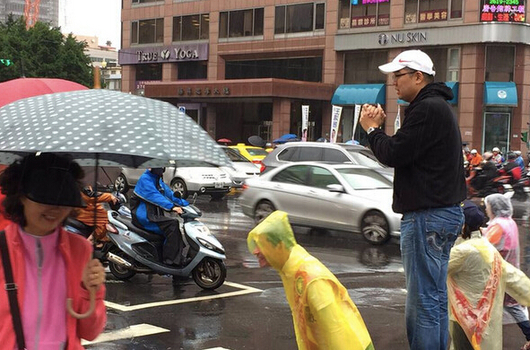 连胜文上午到市府转运站冒雨拜票。（台媒图）