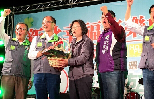 民进党游锡堃竞选新北市长失利，选后还要因为选前之夜活动场地未经核准，相关人士将面临函送。（台媒图）