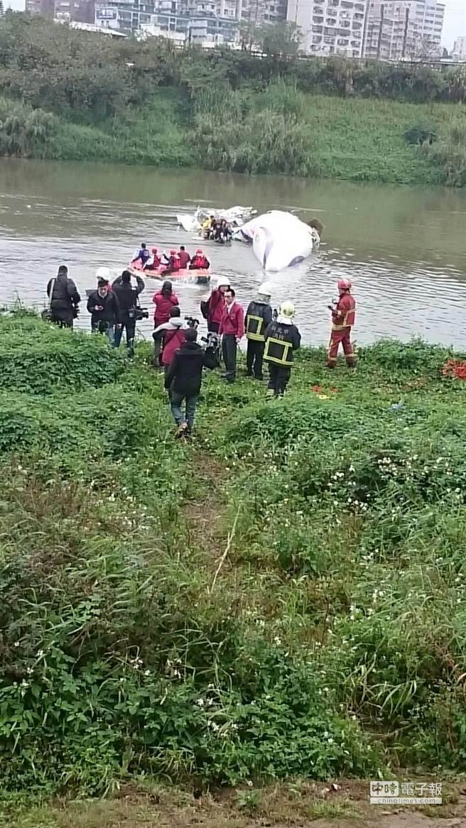 复兴客机坠落基隆河画面