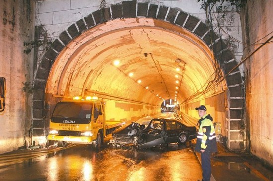 轿车疑下雨路滑冲撞隧道墙墩女驾驶腿卡车内