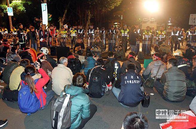 台湾消防员赴马英九官邸游行抗议