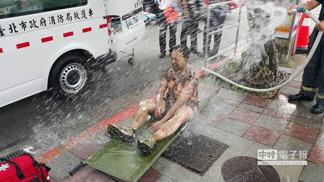 黄姓男子下午在马办前引火自焚，卫兵发现后立即持灭火器予以扑灭，并以冷水降温。（台湾民众提供）