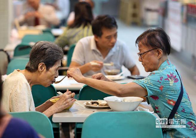 至爱温情:台湾72岁女儿喂93岁母亲吃菜喝汤(图)