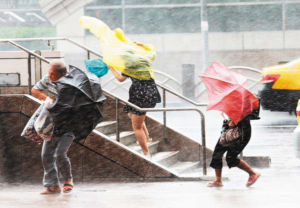 “鲇鱼”台风挟带强风豪雨，各地频传灾情