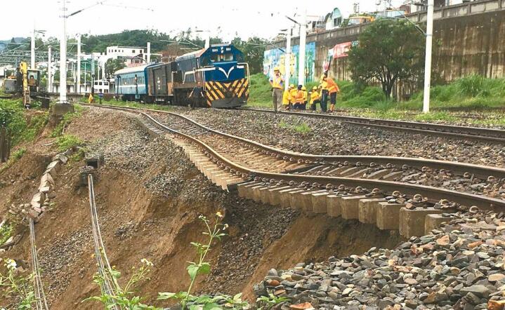 台湾铁路遇雨“柔肠寸断” 遭批罔顾旅客安全