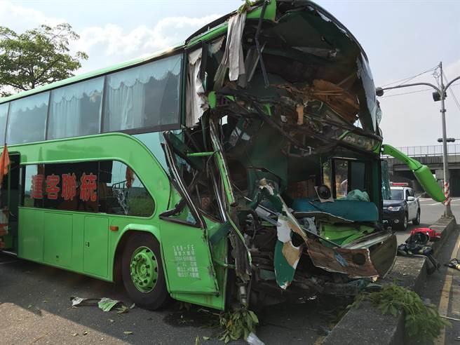 台湾高速公路发生9车连环撞事故 十多人送医（图）