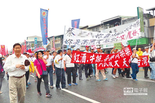 军公教狂吼收费员怒批 蔡英文出个门满街都是抗议