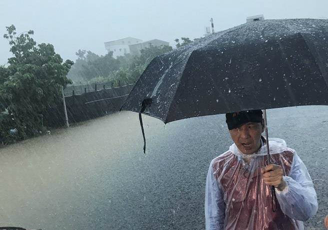 暴雨袭台似海水倒灌 朱立伦勘灾被淋成落汤鸡(图)